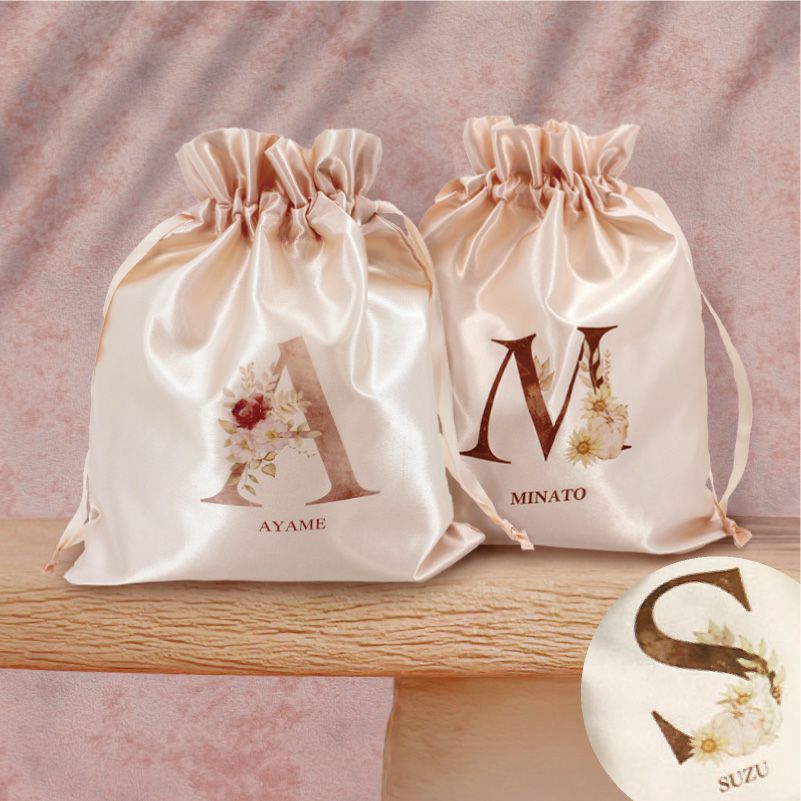 【名入れ無料】 サテンフリル巾着 ポーチ 旅行 トラベルグッズ 小物入れ 登園 通学 化粧品 ホテル サロン ギフトバッグ ラッピング アメニティ ノベルティ ブラウン ピンク