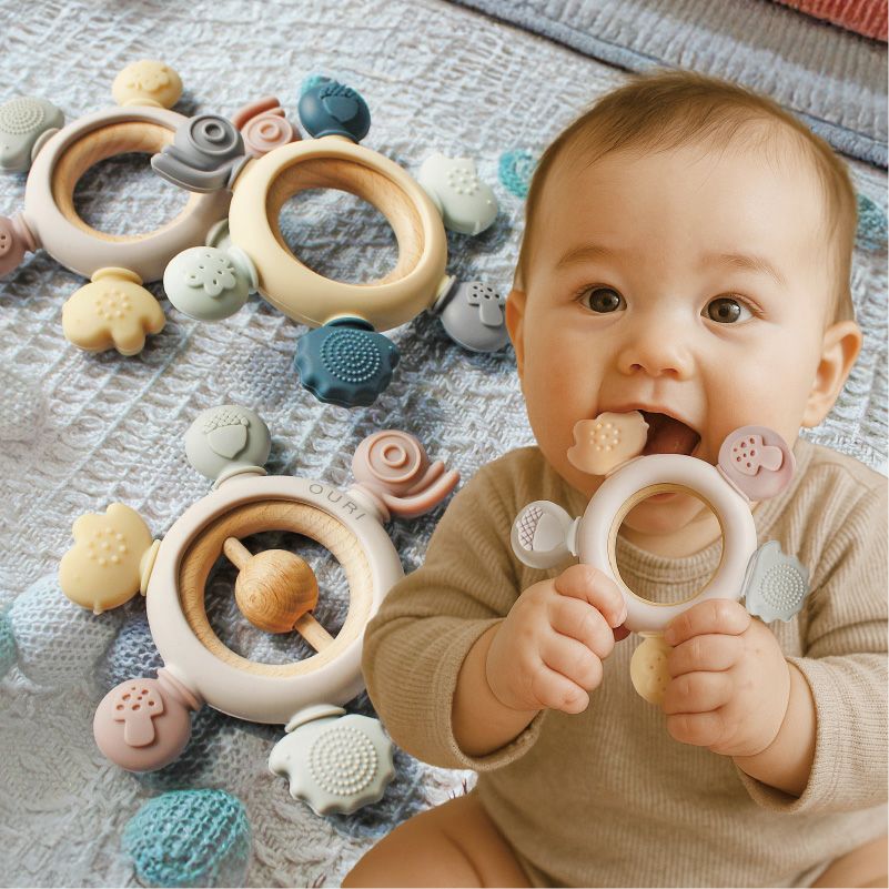 【名入れ無料】　シリコン 木製 歯固め 2タイプ ラトル付 ラトルなし おしゃぶり 赤ちゃん ベビー 新生児 マタニティ 子育て 育児 出産祝い 百日祝い プレママ おもちゃ 乳歯 ファーストトイ 誕生日 ギフト ピンク ブルー