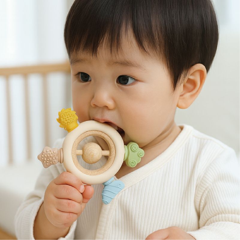 【名入れ無料】　シリコン 木製 歯固め 2タイプ ラトル付 ラトルなし おしゃぶり 赤ちゃん ベビー 新生児 マタニティ 子育て 育児 出産祝い 百日祝い プレママ おもちゃ 乳歯 ファーストトイ 誕生日 ギフト ピンク ブルー