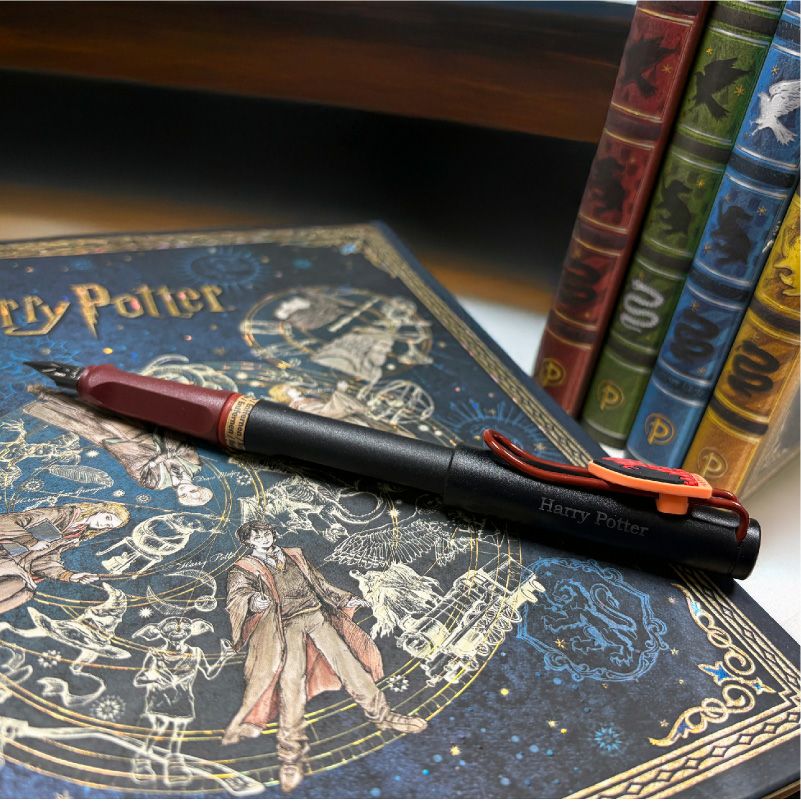 【名入れ無料】ハリーポッター Harry Potter LAMY サファリ 万年筆 4寮セット ＋ ペーパーブランクス ミディ 無地 ノート4冊セット ホグワーツ 全寮コンプリート ８点セット グリフィンドール スリザリン レイブンクロー ハッフルパフ ハリポタ