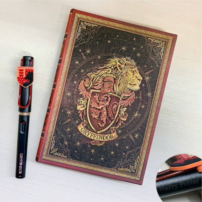 【名入れ無料】　ラミー サファリ LAMY Safari ハリーポッター Harry Potter ハリポタ 万年筆 ペーパーブランクス Paperblanks グリフィンドール ホグワーツ ミディ 罫線 ノート 2点セット 誕生日 ギフト 推し活