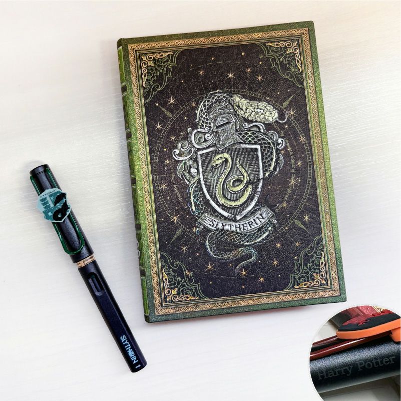 【名入れ無料】　ラミー サファリ LAMY Safari ハリーポッター Harry Potter ハリポタ 万年筆 ペーパーブランクス Paperblanks スリザリン ホグワーツ ミディ 罫線 ノート 2点セット 誕生日 ギフト 推し活