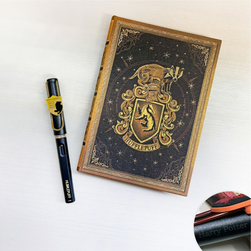 【名入れ無料】　ラミー サファリ LAMY Safari ハリーポッター Harry Potter ハリポタ 万年筆 ペーパーブランクス Paperblanks ハッフルパフ ホグワーツ ミディ 罫線 ノート 2点セット 誕生日 ギフト 推し活